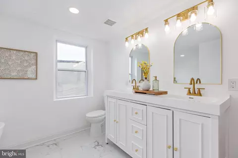 Bath - 535 Robert St, Baltimore, MD 21217 photo 6 of 9