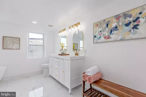 Bath - 535 Robert St, Baltimore, MD 21217 photo 7 of 9