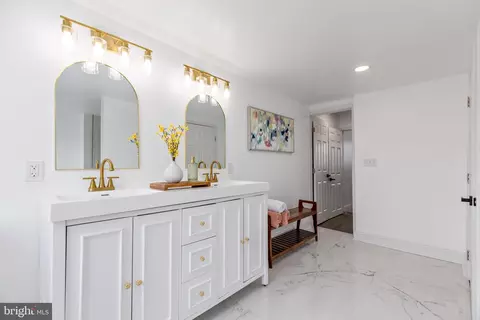 Entry Way - 535 Robert St, Baltimore, MD 21217 photo 8 of 10