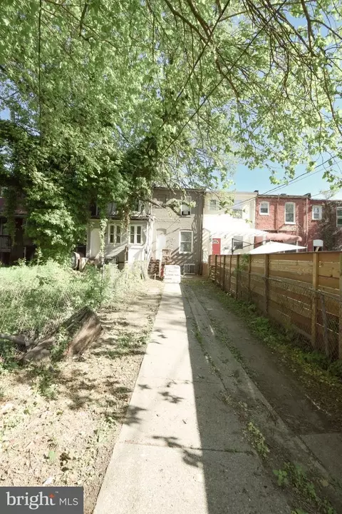 Exterior - 2565 W Baltimore St, Baltimore, MD 21223 photo 2 of 4