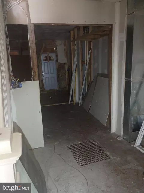 Entry Way - 504 E Lynn Ave, Baltimore, MD 21223 photo 2 of 5