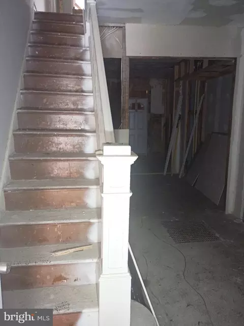 Entry Way - 504 E Lynn Ave, Baltimore, MD 21223 photo 1 of 5