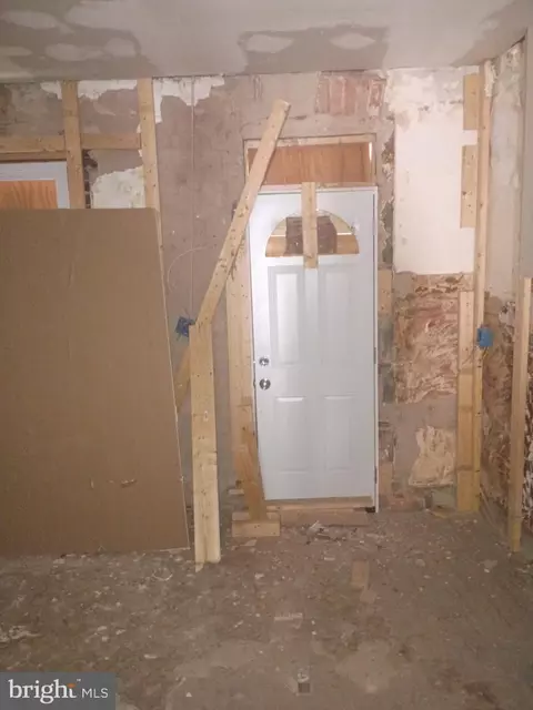 Entry Way - 504 E Lynn Ave, Baltimore, MD 21223 photo 3 of 5