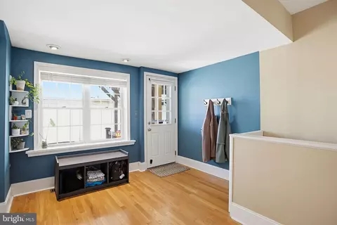 Entry Way - 1024 E Fort Ave, Baltimore, MD 21230 photo 3 of 6