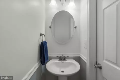 Entry Way - 3446 Roland Ave, Baltimore, MD 21211 photo 7 of 9