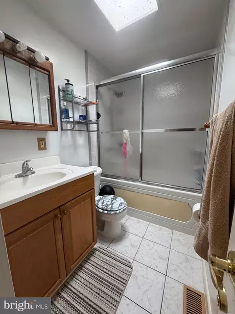 Bath - 3034 Lorena Ave, Baltimore, MD 21230 photo 1 of 1