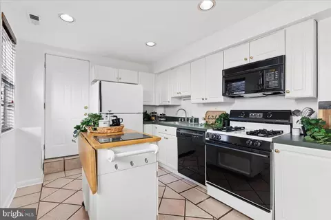 Kitchen - 1119 Battery Ave, Baltimore, MD 21230 photo 1 of 3