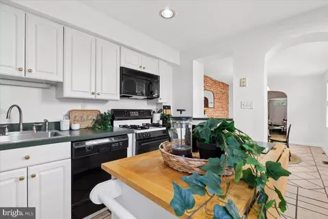 Kitchen - 1119 Battery Ave, Baltimore, MD 21230 photo 3 of 3