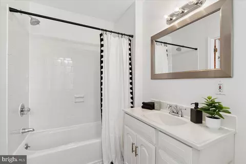 Bath - 1119 Battery Ave, Baltimore, MD 21230 photo 2 of 3