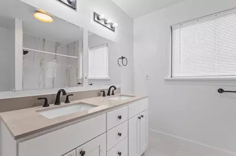 Bath - 804 Unetta Ave, Baltimore, MD 21229 photo 3 of 6