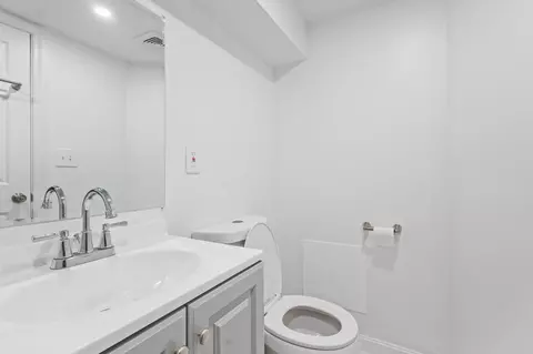 Bath - 804 Unetta Ave, Baltimore, MD 21229 photo 6 of 6