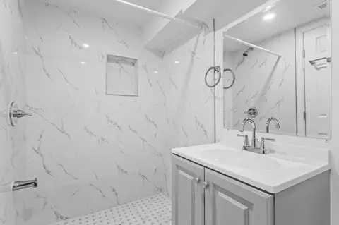 Bath - 804 Unetta Ave, Baltimore, MD 21229 photo 5 of 6