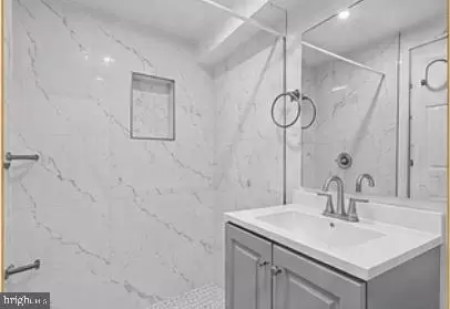 Bath - 804 Unetta Ave, Baltimore, MD 21229 photo 7 of 7