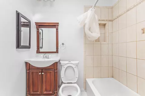 Bath - 804 Unetta Ave, Baltimore, MD 21229 photo 1 of 6