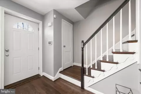 Entry Way - 1024 Wedgewood Rd, Baltimore, MD 21229 photo 2 of 5