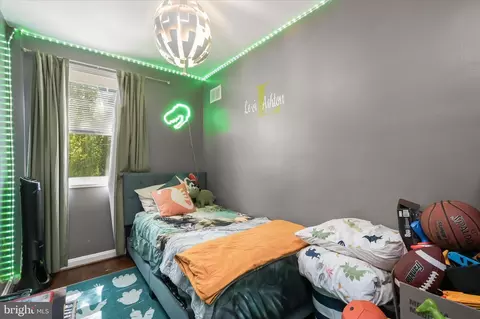 Bedroom - 1024 Wedgewood Rd, Baltimore, MD 21229 photo 6 of 10