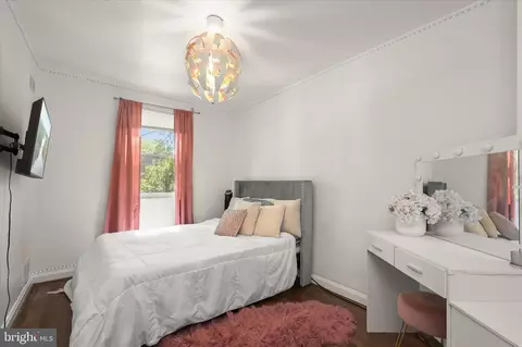 Bedroom - 1024 Wedgewood Rd, Baltimore, MD 21229 photo 4 of 10