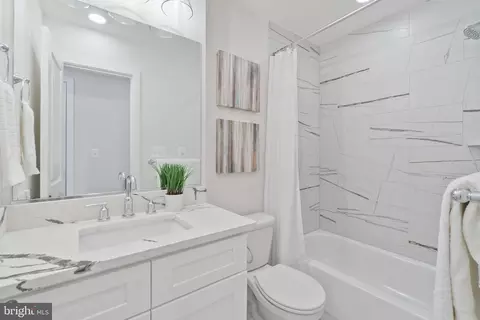 Bath - 109 S Clinton St, Baltimore, MD 21224 photo 2 of 3