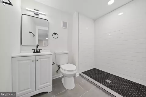 Bath - 5923 Kavon Ave, Baltimore, MD 21206 photo 2 of 4