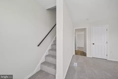 Entry Way - 5923 Kavon Ave, Baltimore, MD 21206 photo 6 of 7