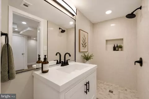 Bath - 4019 Bareva Rd, Baltimore, MD 21215 photo 4 of 5