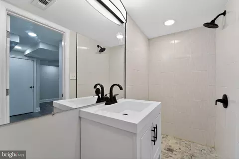 Bath - 4019 Bareva Rd, Baltimore, MD 21215 photo 3 of 5