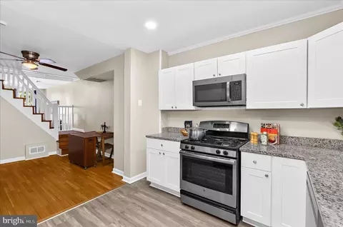 Entry Way - 535 E Fort Ave, Baltimore, MD 21230 photo 3 of 6