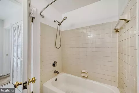 Bath - 730 S Hanover St #E, Baltimore, MD 21230 photo 2 of 2