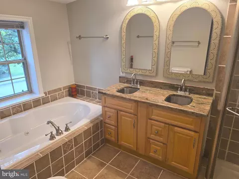 Bath - 628 Warner St, Baltimore, MD 21230 photo 4 of 7