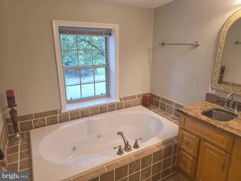 Bath - 628 Warner St, Baltimore, MD 21230 photo 3 of 7