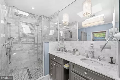 Bath - 431 E Belvedere Ave, Baltimore, MD 21212 photo 1 of 4