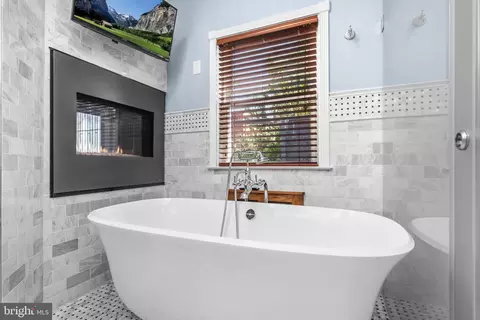 Bath - 431 E Belvedere Ave, Baltimore, MD 21212 photo 2 of 4