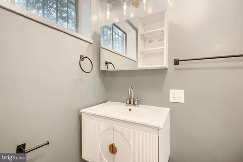 Bath - 6200 Ivymount Rd, Baltimore, MD 21209 photo 6 of 6