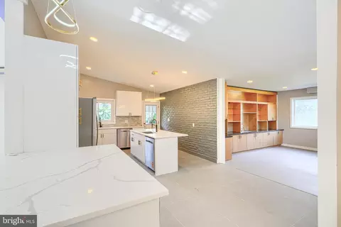 Entry Way - 6200 Ivymount Rd, Baltimore, MD 21209 photo 2 of 8