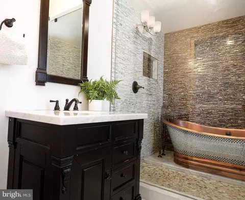 Bath - 3218 Hudson St, Baltimore, MD 21224 photo 2 of 4