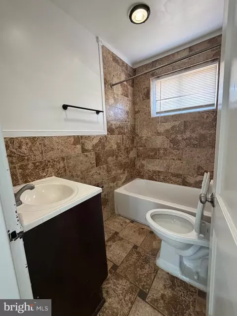 Bath - 1626 Inverness Ave, Baltimore, MD 21230 photo 1 of 2