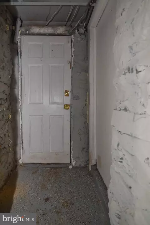 Entry Way - 416 N Hilton St, Baltimore, MD 21229 photo 9 of 10