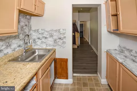 Entry Way - 416 N Hilton St, Baltimore, MD 21229 photo 2 of 10