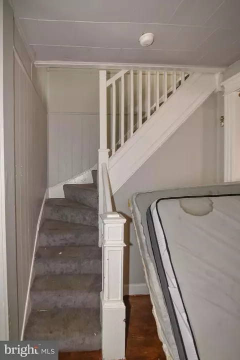 Entry Way - 416 N Hilton St, Baltimore, MD 21229 photo 3 of 10