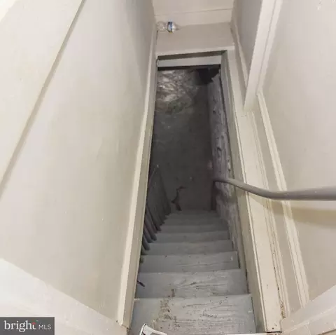 Entry Way - 416 N Hilton St, Baltimore, MD 21229 photo 7 of 10