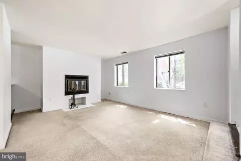 Living - 140 W Barre St, Baltimore, MD 21201 photo 2 of 4