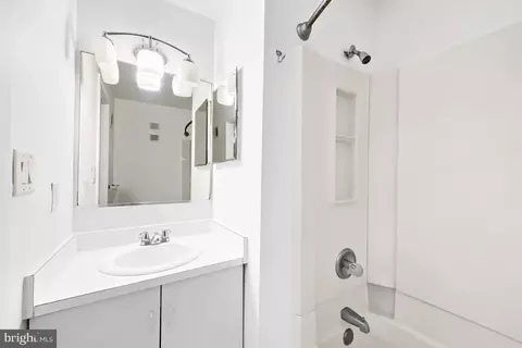 Bath - 140 W Barre St, Baltimore, MD 21201 photo 2 of 4
