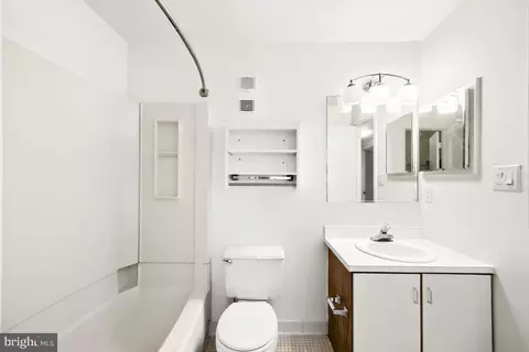 Bath - 140 W Barre St, Baltimore, MD 21201 photo 3 of 4