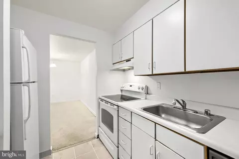 Kitchen - 140 W Barre St, Baltimore, MD 21201 photo 3 of 4