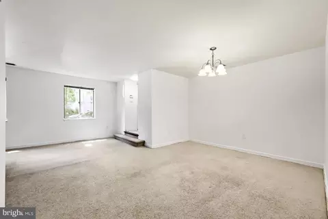 Living - 140 W Barre St, Baltimore, MD 21201 photo 1 of 4