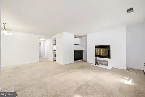 Living - 140 W Barre St, Baltimore, MD 21201 photo 3 of 4