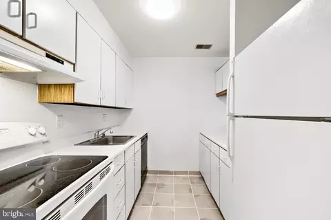 Kitchen - 140 W Barre St, Baltimore, MD 21201 photo 2 of 4