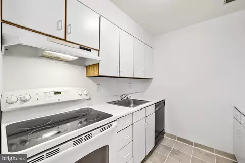 Kitchen - 140 W Barre St, Baltimore, MD 21201 photo 1 of 4