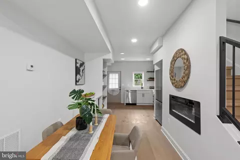 Entry Way - 124 N Mount St, Baltimore, MD 21223 photo 5 of 14