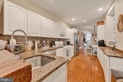 Entry Way - 128 W Ostend St, Baltimore, MD 21230 photo 4 of 5
